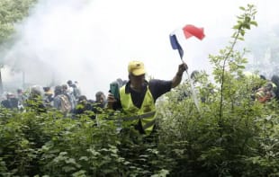 scontri gilet gialli polizia parigi