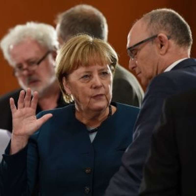 https://cdn-static.dagospia.com/img/foto/05-2020/angela-merkel-lars-feld-1317810.jpg