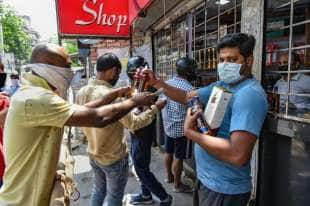 file davanti ai negozi di alcolici in india 2