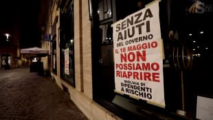 i cartelli nei negozi del centro di roma che rischiano di chiudere 10