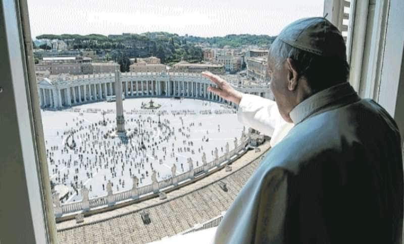 https://cdn-static.dagospia.com/img/foto/05-2020/papa-francesco-si-riaffaccia-dal-palazzo-apostolico-dopo-la-quarantena-1318251.jpg