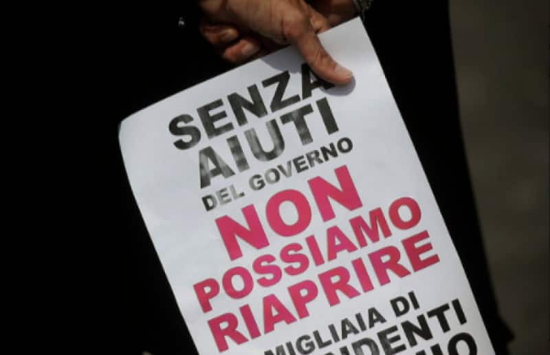 https://cdn-static.dagospia.com/img/foto/05-2020/protesta-dei-commercianti-in-piazza-san-pietro-7-1315895.png