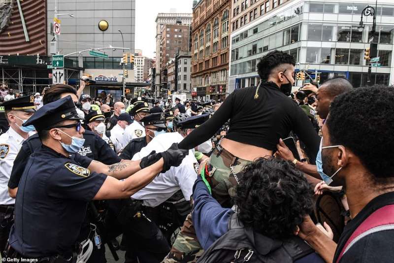 https://cdn-static.dagospia.com/img/foto/05-2020/proteste-a-new-york-1320145.jpg