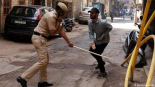 punizioni in india per chi non rispetta il lockdown 1 4