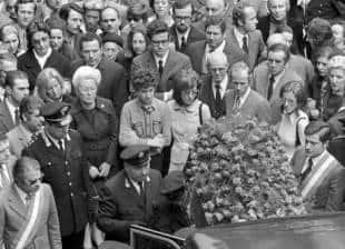 Gemma Capra (c), vedova del commissario Luigi Calabresi, durante i funerali nel 1972 a Milano