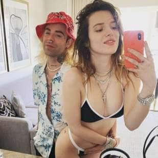 L'underboob di Bella Thorne: l'attrice senza trucco in slip e