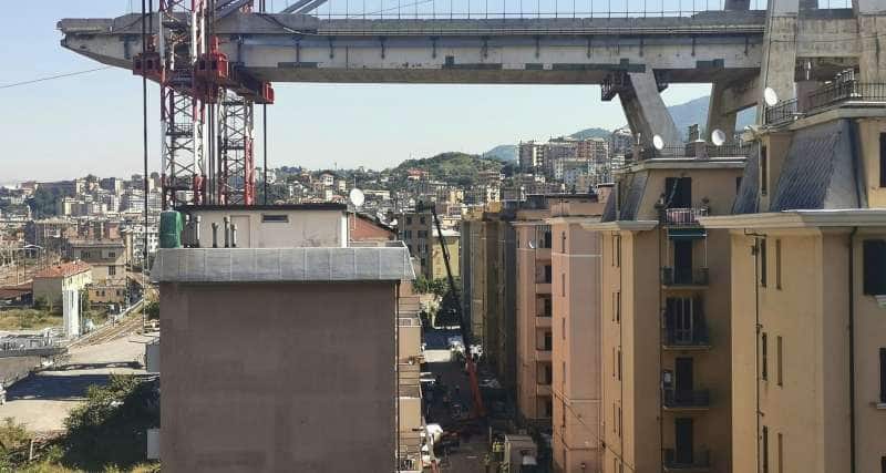 https://cdn-static.dagospia.com/img/foto/06-2019/demolizione-palazzo-via-porro-10-sotto-ponte-morandi-5-1166744.jpg