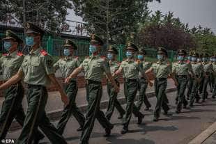 soldati al mercato xinfadi a pechino