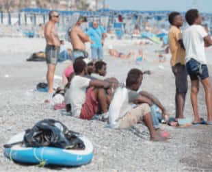 migranti spiaggia ventimiglia
