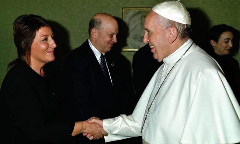 ariane slinger con papa franceesco