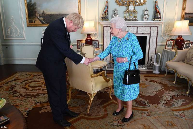 boris johnson con la regina elisabetta a buckingham palace