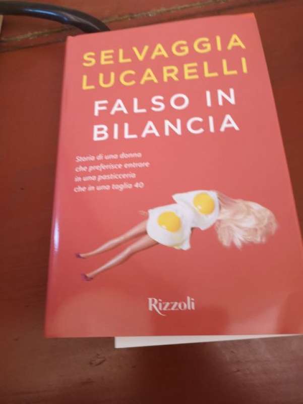 Falso in bilancia: il nuovo libro di Selvaggia Lucarelli 