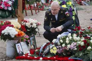 i funerali dei 14 marinai morti nell'incendio al sottomarino russo losharik 3