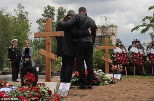 i funerali dei 14 marinai morti nell'incendio al sottomarino russo losharik 4