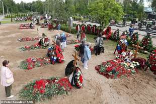 i funerali dei 14 marinai morti nell'incendio al sottomarino russo losharik 5