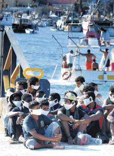 Migranti al molo Favarolo di Lampedusa