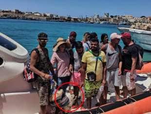 migranti dalla tunisia con barboncino