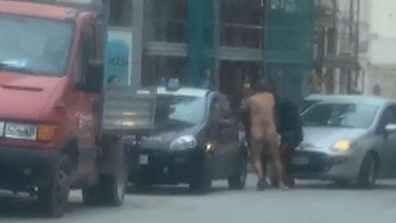 uomo nudo per strada fermato dai carabinieri