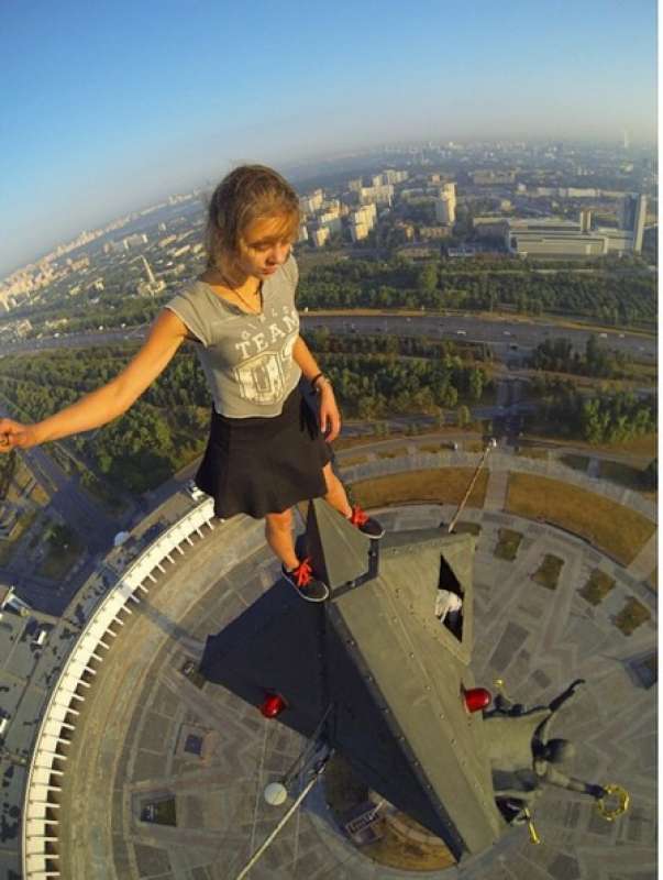 angela nikolau e i selfie piÙ folli del mondo in cima ai grattacieli e