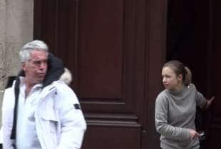 JEFFREY EPSTEIN ESCE DALLA SUA CASA DI MANHATTAN CON UNA RAGAZZA BIONDA