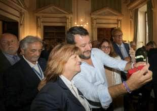 matteo salvini saluta il personale prima di lasciare il viminale 1