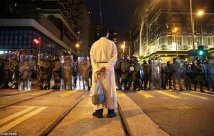 un prete davanti alla polizia a hong kong