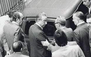 Francesco Cossiga in via Caetani, davanti alla R4 con il cadavere di Aldo Moro