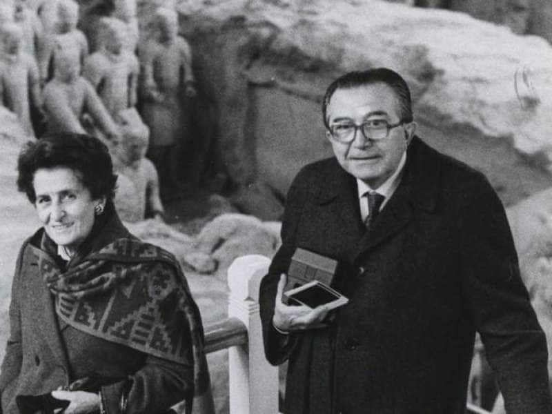 Giulio Andreotti e la moglie Livia a Xi'an, in Cina, nel 1986