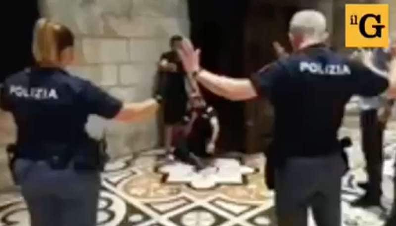 il video del fermo dell'aggressore egiziano al duomo di milano 1