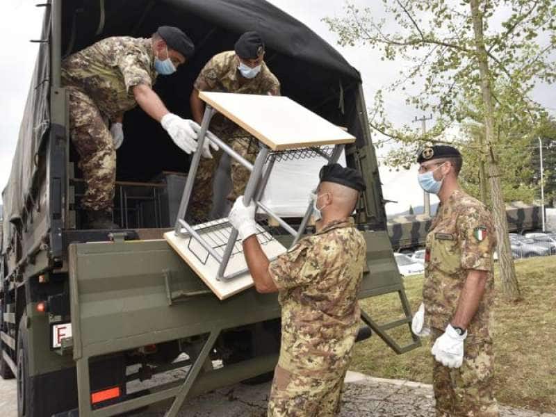 l'esercito consegna i banchi a codogno alzano e nembro