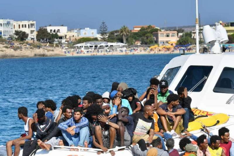 migranti arrivano a lampedusa