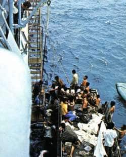 20 i boat people vietnamiti salvati dalla marina militare italiana