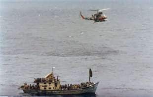 elicottero individua i boat people