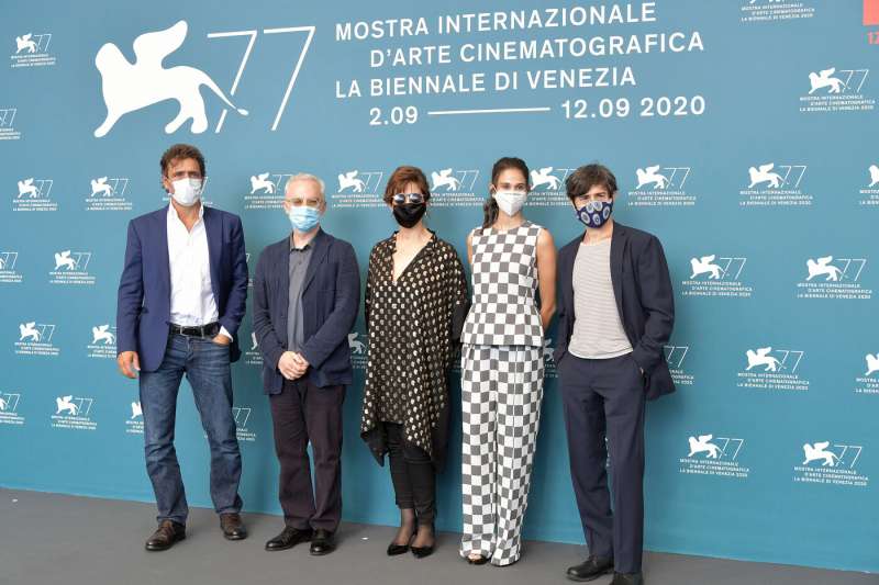 la venezia dei giusti – pronti con la mascherina? ieri sera il festival  partivacon 'lacci' - Dagospia