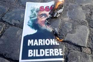 foto di beppe grillo bruciate dai no mask in piazza