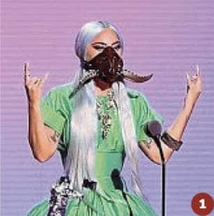 lady gaga con una delle tante mascherine sfoggiate agli mtv music awards