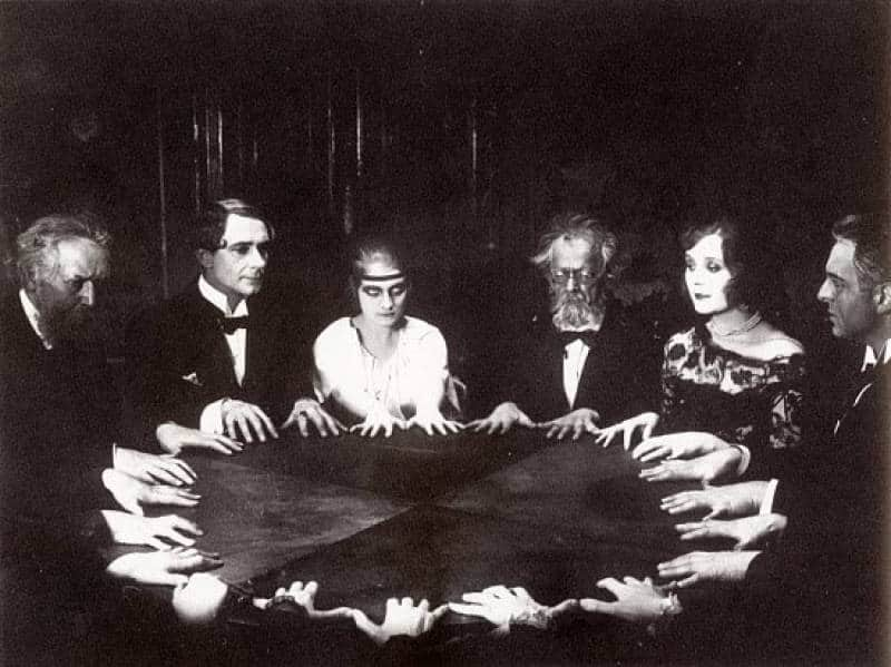 questi fantasmi - il video della tavola ouija che fa volare via da