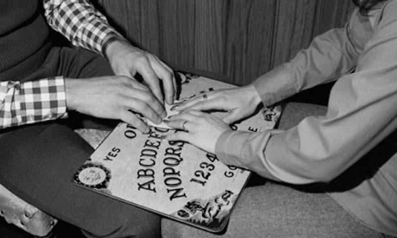 questi fantasmi - il video della tavola ouija che fa volare via da