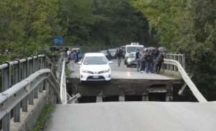 In Brianza Si Sgretola Un Cavalcavia Sotto Il Peso Di Un Tir, Un Morto ...