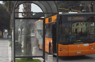 90enne fatta scendere dal bus