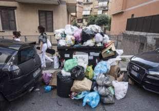 cassonetti ricolmi di rifiuti a roma 3