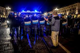 gli antagonisti devastano torino durante la protesta contro il dpcm 20