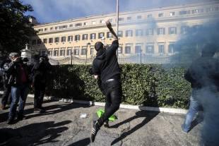 sciopero sociale a roma blitz e scontri milano 17