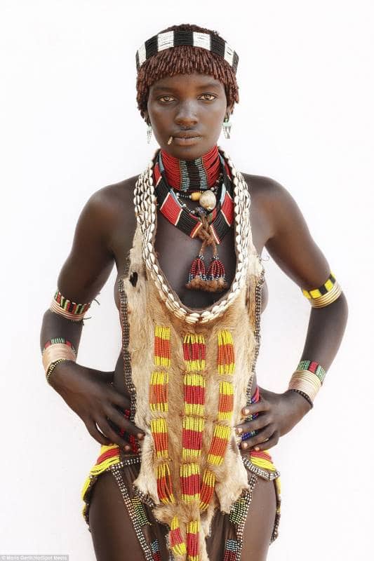 Le Tribu Africane Fotografate Da Mario Gerth Tra Abiti Di Pelle Capanne Di Sterco E Dischi Labiali Dagospia