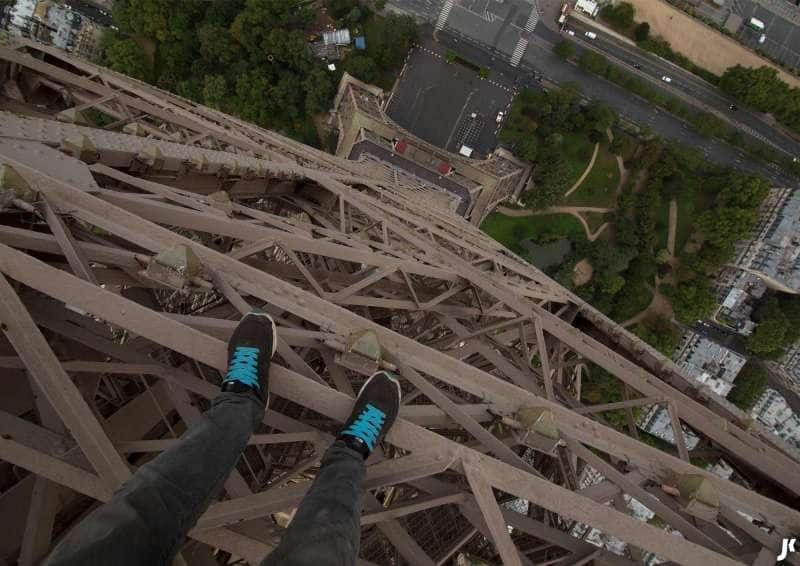 Non Guardare Giu Selfie Da Brivido Sulla Torre Eiffel A 305 Metri D Altezza Dagospia