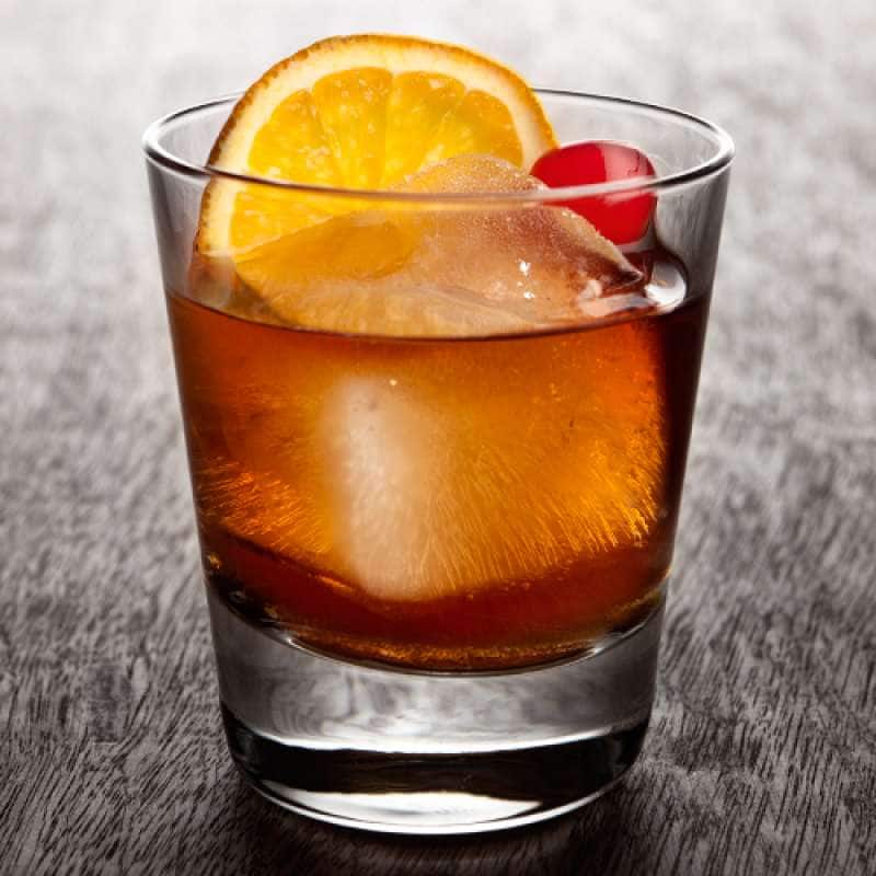 Old fashioned. Олд фэшн коктейль. Бурбон для Олд фэшн. Олд Fashioned коктейль. Коктейль Олд фэшн классический.