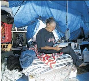 la senzatetto glen fox, che vive in una tenda vicino alla harbor freeway di los angeles