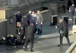 londra, il momento in cui la polizia ha sparato all'assaltatore del london bridge