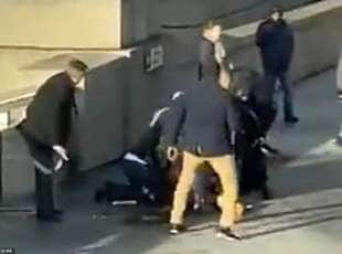 londra, il momento in cui la polizia ha sparato all'assaltatore del london bridge 1
