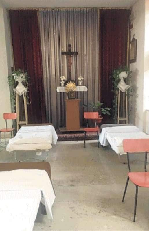 la chiesa del san luigi gonzaga torino con i letti d ospedale